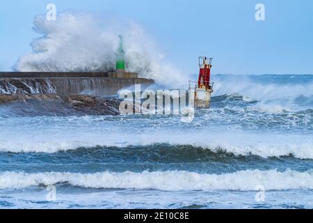 Schwellen Sie in der kantabrischen See in der Gegend des Boje Leuchtturm von La Barra de San Vicente de la Barquera, an der Mündung des Hafens. Oyambre Natural Pa Stockfoto