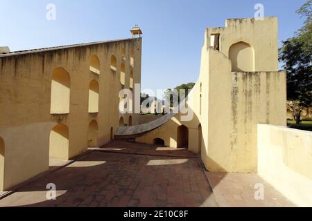 Vrihat Samrat Yantra (die größte Sonnenuhr der Welt) ein astronomisches Instrument in Jantar Mantar, Jaipur, Indien, gebaut von Sawai Jai Singh II, der Gießerei Stockfoto