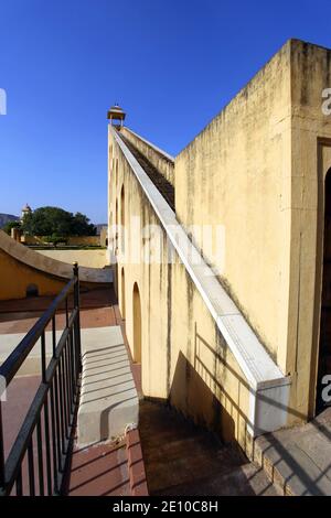 Vrihat Samrat Yantra (die größte Sonnenuhr der Welt) ein astronomisches Instrument in Jantar Mantar, Jaipur, Indien, gebaut von Sawai Jai Singh II, der Gießerei Stockfoto