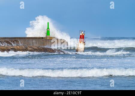 Schwellen Sie in der kantabrischen See in der Gegend des Boje Leuchtturm von La Barra de San Vicente de la Barquera, an der Mündung des Hafens. Oyambre Natural Pa Stockfoto