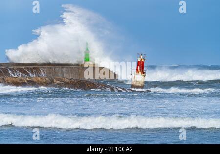 Schwellen Sie in der kantabrischen See in der Gegend des Boje Leuchtturm von La Barra de San Vicente de la Barquera, an der Mündung des Hafens. Oyambre Natural Pa Stockfoto