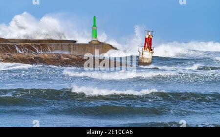 Schwellen Sie in der kantabrischen See in der Gegend des Boje Leuchtturm von La Barra de San Vicente de la Barquera, an der Mündung des Hafens. Oyambre Natural Pa Stockfoto