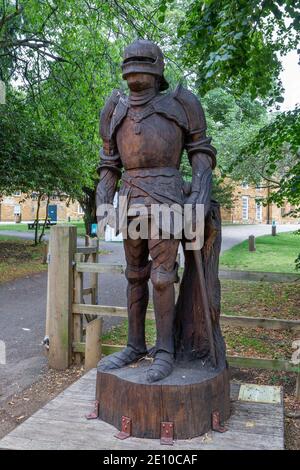 Ritter in Rüstung Holzskulptur auf dem Gelände der Delapré Abbey, Northampton, East Midlands, Großbritannien. Stockfoto