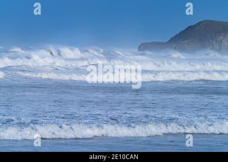 Schwellen Sie in der kantabrischen See in der Gegend von Cabo Oyambre zwischen San Vicente de la Barquera und Comillas. Naturpark Oyambre, Kantabrien, Spanien, Europ Stockfoto