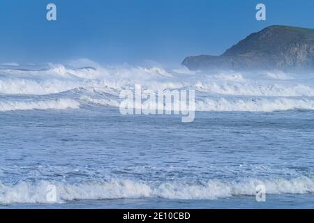 Schwellen Sie in der kantabrischen See in der Gegend von Cabo Oyambre zwischen San Vicente de la Barquera und Comillas. Naturpark Oyambre, Kantabrien, Spanien, Europ Stockfoto