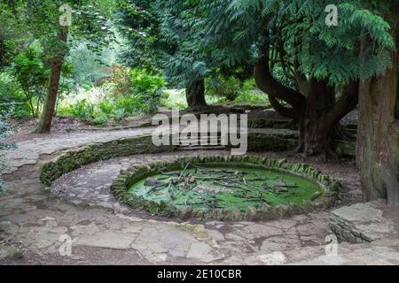 Versunkener Gartenbereich auf dem Gelände der Delapré Abbey, Northampton, East Midlands, Großbritannien. Stockfoto