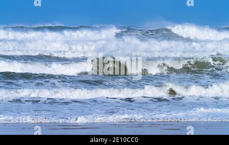 Schwellen Sie in der kantabrischen See in der Gegend von Cabo Oyambre zwischen San Vicente de la Barquera und Comillas. Naturpark Oyambre, Kantabrien, Spanien, Europ Stockfoto