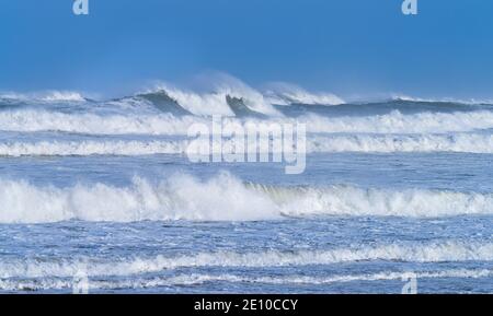 Schwellen Sie in der kantabrischen See in der Gegend von Cabo Oyambre zwischen San Vicente de la Barquera und Comillas. Naturpark Oyambre, Kantabrien, Spanien, Europ Stockfoto