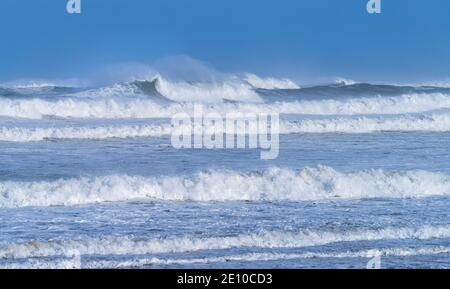 Schwellen Sie in der kantabrischen See in der Gegend von Cabo Oyambre zwischen San Vicente de la Barquera und Comillas. Naturpark Oyambre, Kantabrien, Spanien, Europ Stockfoto