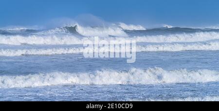 Schwellen Sie in der kantabrischen See in der Gegend von Cabo Oyambre zwischen San Vicente de la Barquera und Comillas. Naturpark Oyambre, Kantabrien, Spanien, Europ Stockfoto