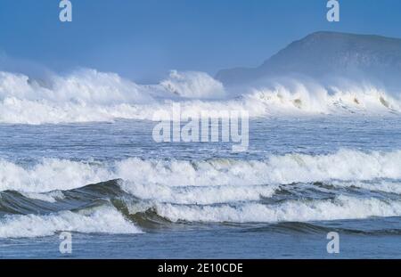 Schwellen Sie in der kantabrischen See in der Gegend von Cabo Oyambre zwischen San Vicente de la Barquera und Comillas. Naturpark Oyambre, Kantabrien, Spanien, Europ Stockfoto