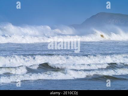 Schwellen Sie in der kantabrischen See in der Gegend von Cabo Oyambre zwischen San Vicente de la Barquera und Comillas. Naturpark Oyambre, Kantabrien, Spanien, Europ Stockfoto