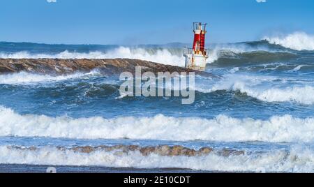 Schwellen Sie in der kantabrischen See in der Gegend des Boje Leuchtturm von La Barra de San Vicente de la Barquera, an der Mündung des Hafens. Oyambre Natural Pa Stockfoto