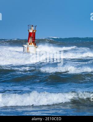 Schwellen Sie in der kantabrischen See in der Gegend des Boje Leuchtturm von La Barra de San Vicente de la Barquera, an der Mündung des Hafens. Oyambre Natural Pa Stockfoto