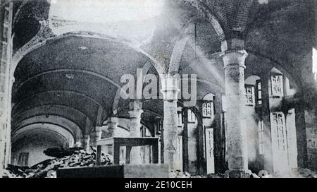 Eine historische Innenansicht der Ypern Tuchhalle, die Schäden durch Artillerieangriffe in Ypern, Westflandern Belgien zeigt. Aus einer Postkarte c. 1914-1915. Stockfoto