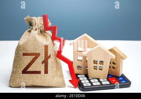 Polnischer Zloty Geldbeutel mit Pfeil nach unten und Häuser auf Rechner. Ressourcen sparen und Kosten sparen, Energieeffizienz steigern. Fallen Stockfoto