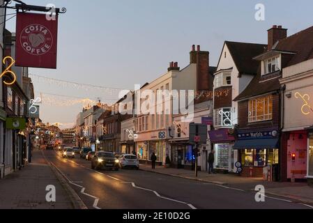 The High Street at Battle, East Sussex, South East England, am frühen Abend, am Heiligabend Stockfoto