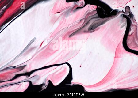 Marmoriertes Acrylfarbenmuster in den Farben rot, schwarz, weiß und pink Stockfoto
