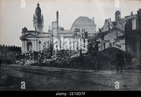 Ein historischer Blick auf beschädigte Gebäude, darunter das Opernhaus und der Glockenturm der Nouvelle Bourse in der Rue Faidherbe in Lille, Hauts-de-France, Frankreich. Aus einer Postkarte c. 1914-1915. Stockfoto