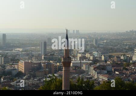 Ein historisches Minarett, das durch die Häuser sichtbar ist Stockfoto