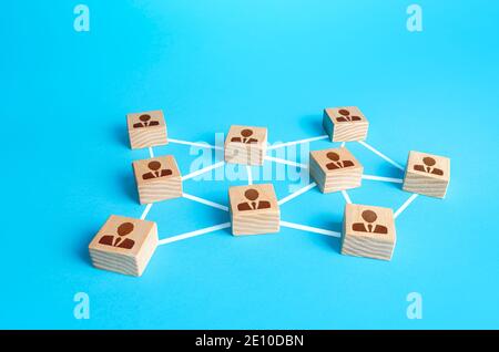 Netzwerk vernetzter Personen. Interaktion zwischen Mitarbeitern und Community-Mitgliedern. Verteilung der Verantwortlichkeiten zwischen den Mitarbeitern. Soziale Kommunikation. Stockfoto