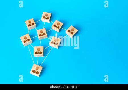 Personen, die durch Leitungen verbunden sind. Kommunikation mit Kunden und Geschäftspartnern. Soziale Verbindungen, Geschäftsbeziehungen. Effektive Kommunikation mit Stockfoto