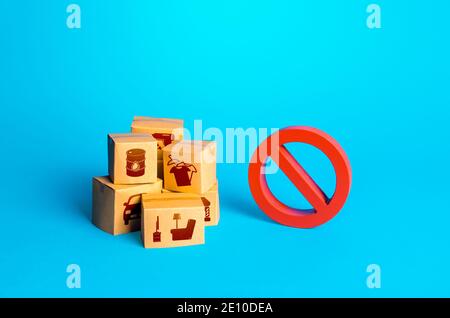 Schachteln mit Waren und ein rotes Verbotszeichen NEIN. Beschränkungen für die Einfuhr von Produkten. Hindernisse für Importe und Exporte. Handelskriege, wirtschaftlich politisch Stockfoto