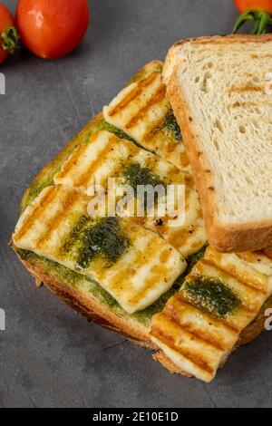 Geröstetes Sandwich mit Halloumi-Käse und Kirschtomaten. Stockfoto