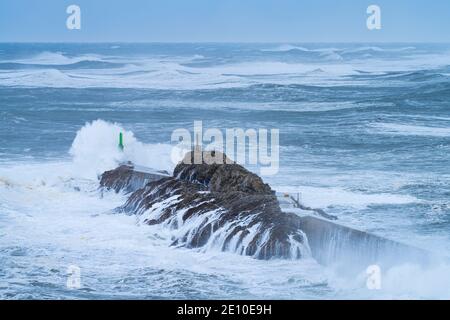 Schwellen Sie in der kantabrischen See in der Gegend des Boje Leuchtturm von La Barra de San Vicente de la Barquera, an der Mündung des Hafens. Oyambre Natural Pa Stockfoto