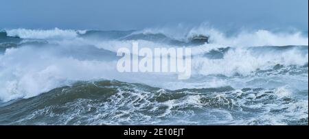 Schwellen Sie in der kantabrischen See in der Gegend von Cabo Oyambre zwischen San Vicente de la Barquera und Comillas. Naturpark Oyambre, Kantabrien, Spanien, Europ Stockfoto