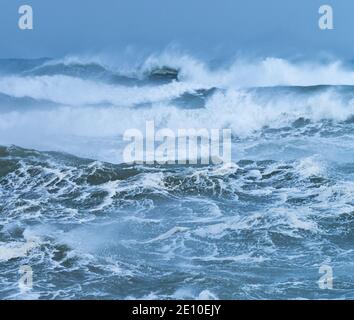 Schwellen Sie in der kantabrischen See in der Gegend von Cabo Oyambre zwischen San Vicente de la Barquera und Comillas. Naturpark Oyambre, Kantabrien, Spanien, Europ Stockfoto