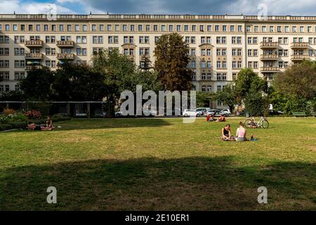 Berlin, Deutschland. Ehemalige DDR/DDR Plattenbau-Architektur an der Karl Marx Allee im Stadtteil Friedrichshain. Stockfoto