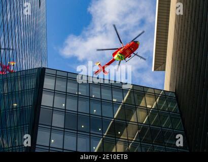 London, Großbritannien. Januar 2020. Ein Krankenwagen kommt am Royal London Hospital an und landet auf dem Hubschrauberlandeplatz auf dem Dach. Kredit: Mark Thomas/Alamy Live Nachrichten Stockfoto