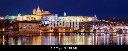 Herrlicher Panoramablick auf die Prager Burg, den Veitsdom und die Karlsbrücke mit Lichtreflexionen in der Moldau. Altstadt, Tschechische Republik Stockfoto