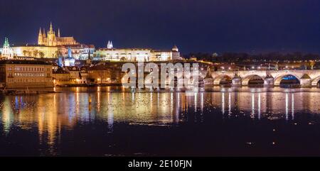 Herrlicher Panoramablick auf die Prager Burg, den Veitsdom und die Karlsbrücke mit Lichtreflexionen in der Moldau. Altstadt, Tschechische Republik Stockfoto