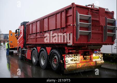 Viborg, Dänemark. Januar 2021. Løvel, Viborg, Dänemark Sonntag, 3. Januar 2021: Vogelgrippe/Vogelgrippe H5N8 wurde am 1. Januar 2021 auf einem Bauernhof in der Nähe von Viborg entdeckt. Die gefiederte Wildherde bestehend aus 9000 Vögeln wird heute und morgen niedergelegt, um eine Ausbreitung der Infektion zu vermeiden. Der dänische Export dieser Art von Vögeln in nicht-EU-Länder wird für 3 Monate unter Quarantäne gestellt. Quelle: Brian Bjeldbak/Alamy Live News Stockfoto