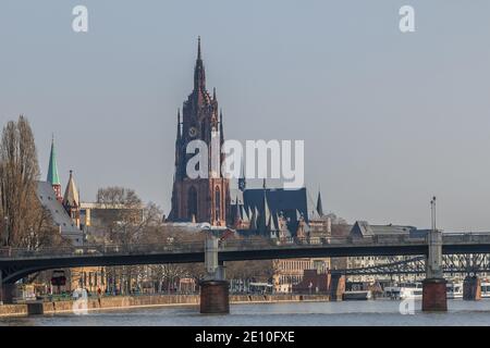 Dom in Frankfurt am Main. Frühlingstag in der Landeshauptstadt Hessen. Brücken über den Fluss und Park vom Flussufer mit der lar Stockfoto
