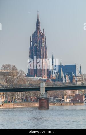 Frühlingstag in der Landeshauptstadt Hessen. St.-Bartholomäus-Dom in Frankfurt am Main. Brücken über den Fluss und Park vom Fluss b Stockfoto