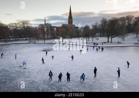 Glasgow, Schottland, Großbritannien. Januar 2021. Begeisterte Amateur-Eishockeyspieler und ein paar Eiskunstläufer nutzten heute Morgen die eisigen Temperaturen und einen seltenen gefrorenen Teich im Queens Park in Glasgow. Iain Masterton/Alamy Live News Stockfoto