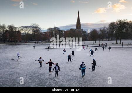 Glasgow, Schottland, Großbritannien. Januar 2021. Begeisterte Amateur-Eishockeyspieler und ein paar Eiskunstläufer nutzten heute Morgen die eisigen Temperaturen und einen seltenen gefrorenen Teich im Queens Park in Glasgow. Iain Masterton/Alamy Live News Stockfoto