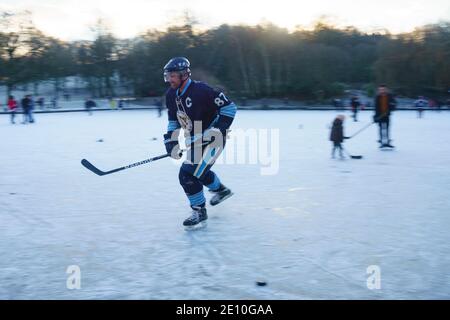 Glasgow, Schottland, Großbritannien. Januar 2021. Begeisterte Amateur-Eishockeyspieler und ein paar Eiskunstläufer nutzten heute Morgen die eisigen Temperaturen und einen seltenen gefrorenen Teich im Queens Park in Glasgow. Iain Masterton/Alamy Live News Stockfoto