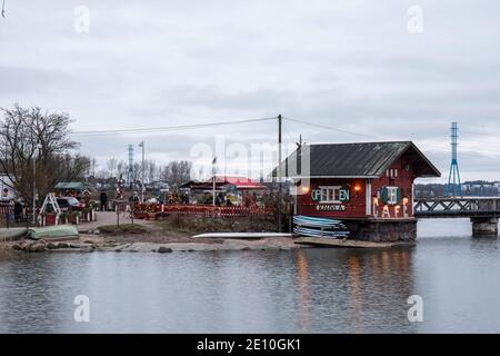 Café Regatta. Kleines Freiluftcafé am Meer im Stadtteil Taka-Töölöö in Helsinki, Finnland Stockfoto