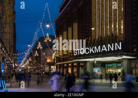 Bewegung verschwommen Menschen auf Aleksanterinkatu mit Weihnachtsbeleuchtung nach Einbruch der Dunkelheit in Helsinki, Finnland Stockfoto