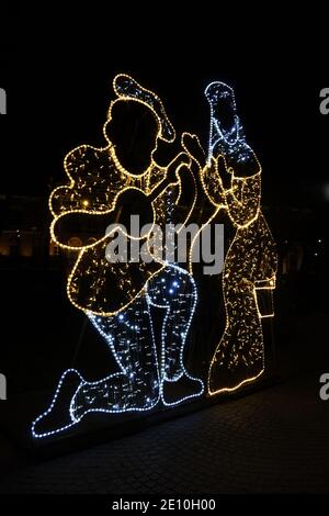 Figur von Frau und Mann spielen Gitarre aus LED Lichter - weihnachten Straßendekoration - Stockfoto