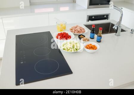 Moderne Küche im schönen Haus mit Essen Stockfoto