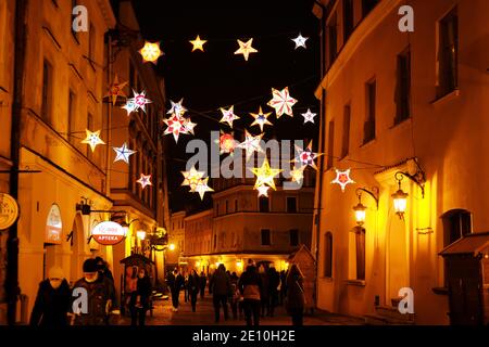 Lublin, Polen, 01/01/2021 Nachtansicht der Grodzka Straße in der Altstadt von Lublin zu Weihnachten geschmückt Stockfoto