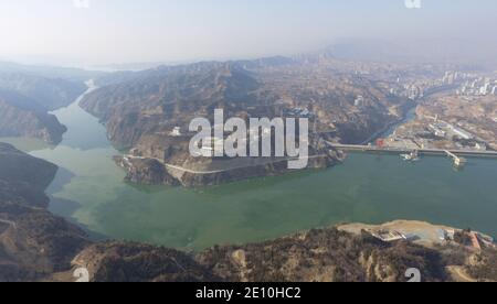 Linxia. Januar 2021. Das am 3. Januar 2021 aufgenommene Arieal-Foto zeigt einen Blick auf den Liujiaxia-Stausee im Landkreis Yongjing, Autonome Präfektur Linxia Hui, nordwestlich der Provinz Gansu in China. In Bereitschaft für mögliche Eisstau-Überschwemmungen, Liujiaxia Reservoir, ein großer Stausee am oberen Ufer des Gelben Flusses, vor kurzem geschnitten seinen Wasserabfluss, wie von den Hochwasserschutzbehörden gefordert. Quelle: Shi Youdong/Xinhua/Alamy Live News Stockfoto