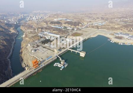 Linxia. Januar 2021. Das am 3. Januar 2021 aufgenommene Arieal-Foto zeigt einen Blick auf den Liujiaxia-Stausee im Landkreis Yongjing, Autonome Präfektur Linxia Hui, nordwestlich der Provinz Gansu in China. In Bereitschaft für mögliche Eisstau-Überschwemmungen, Liujiaxia Reservoir, ein großer Stausee am oberen Ufer des Gelben Flusses, vor kurzem geschnitten seinen Wasserabfluss, wie von den Hochwasserschutzbehörden gefordert. Quelle: Shi Youdong/Xinhua/Alamy Live News Stockfoto