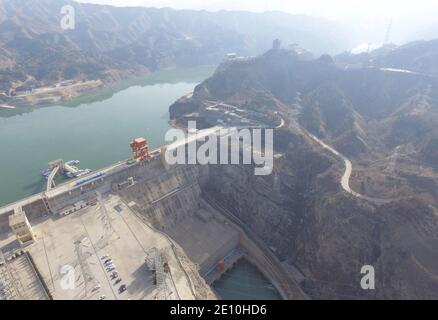 Linxia. Januar 2021. Das am 3. Januar 2021 aufgenommene Arieal-Foto zeigt einen Blick auf den Liujiaxia-Stausee im Landkreis Yongjing, Autonome Präfektur Linxia Hui, nordwestlich der Provinz Gansu in China. In Bereitschaft für mögliche Eisstau-Überschwemmungen, Liujiaxia Reservoir, ein großer Stausee am oberen Ufer des Gelben Flusses, vor kurzem geschnitten seinen Wasserabfluss, wie von den Hochwasserschutzbehörden gefordert. Quelle: Shi Youdong/Xinhua/Alamy Live News Stockfoto