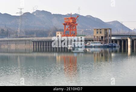 Linxia. Januar 2021. Das Foto vom 3. Januar 2021 zeigt einen Blick auf den Liujiaxia Stausee im Landkreis Yongjing, Autonome Präfektur Linxia Hui, nordwestlich der Provinz Gansu in China. In Bereitschaft für mögliche Eisstau-Überschwemmungen, Liujiaxia Reservoir, ein großer Stausee am oberen Ufer des Gelben Flusses, vor kurzem geschnitten seinen Wasserabfluss, wie von den Hochwasserschutzbehörden gefordert. Quelle: Shi Youdong/Xinhua/Alamy Live News Stockfoto